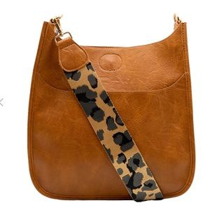 Large ah•dorned bag